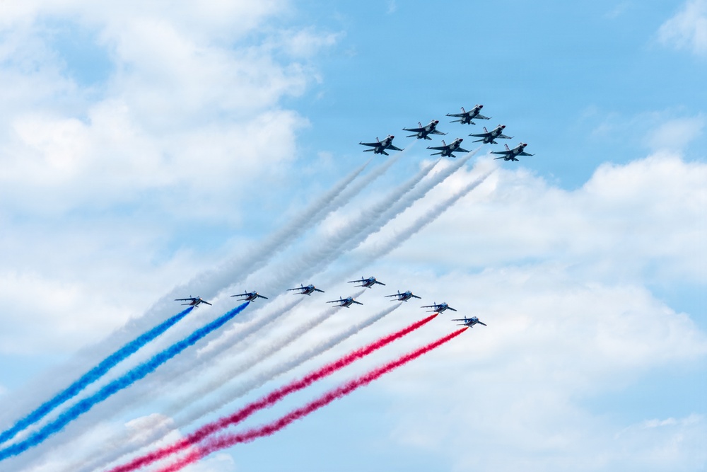 Thunderbirds and Patrouille de France celebrate 250 years of independence