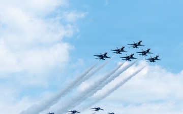 Thunderbirds and Patrouille de France celebrate 250 years of independence