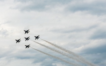 Thunderbirds perform during New York Airshow
