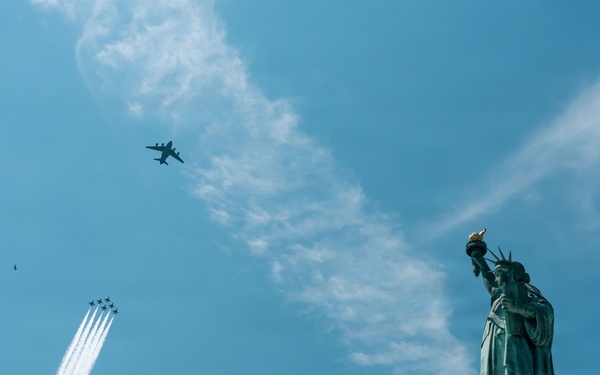 Thunderbirds fly over Statue of Liberty