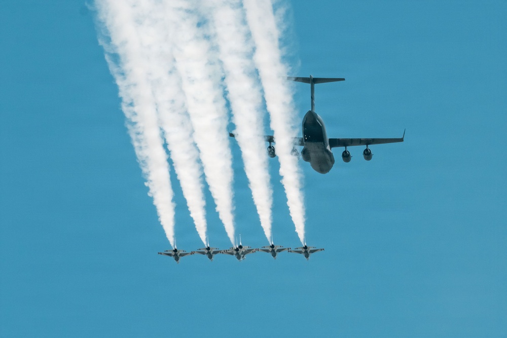 Thunderbirds fly over Statue of Liberty