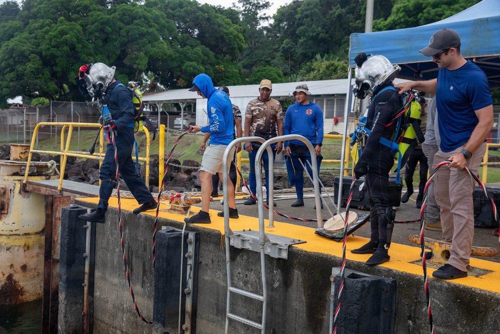 U.S. Army and Panamanian Divers conduct a Dive and Rescue Exercise