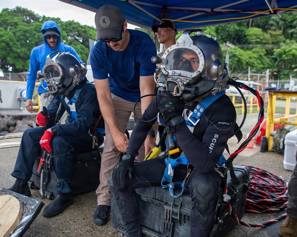U.S. Army and Panamanian Divers conduct a Dive and Rescue Exercise