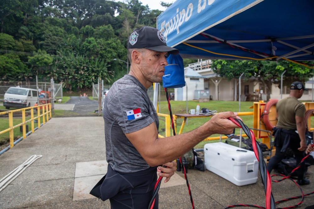 U.S. Army and Panamanian Divers conduct a Dive and Rescue Exercise