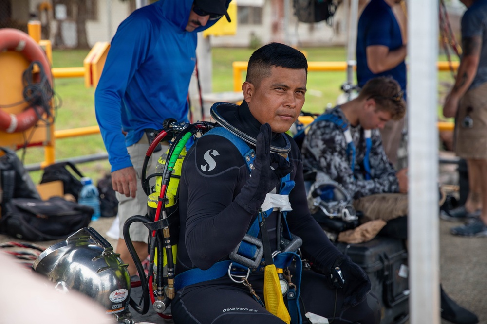 U.S. Army and Panamanian Divers conduct a Dive and Rescue Exercise