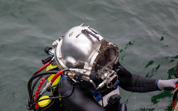 U.S. Army and Panamanian Divers conduct a Dive and Rescue Exercise