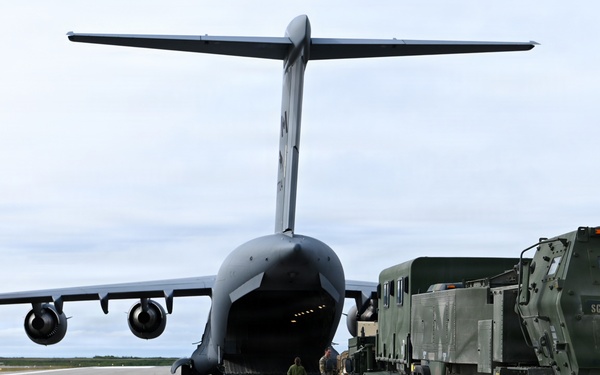 HIMARS gets loaded into RCAF C-17 during TUNDRA MERLIN
