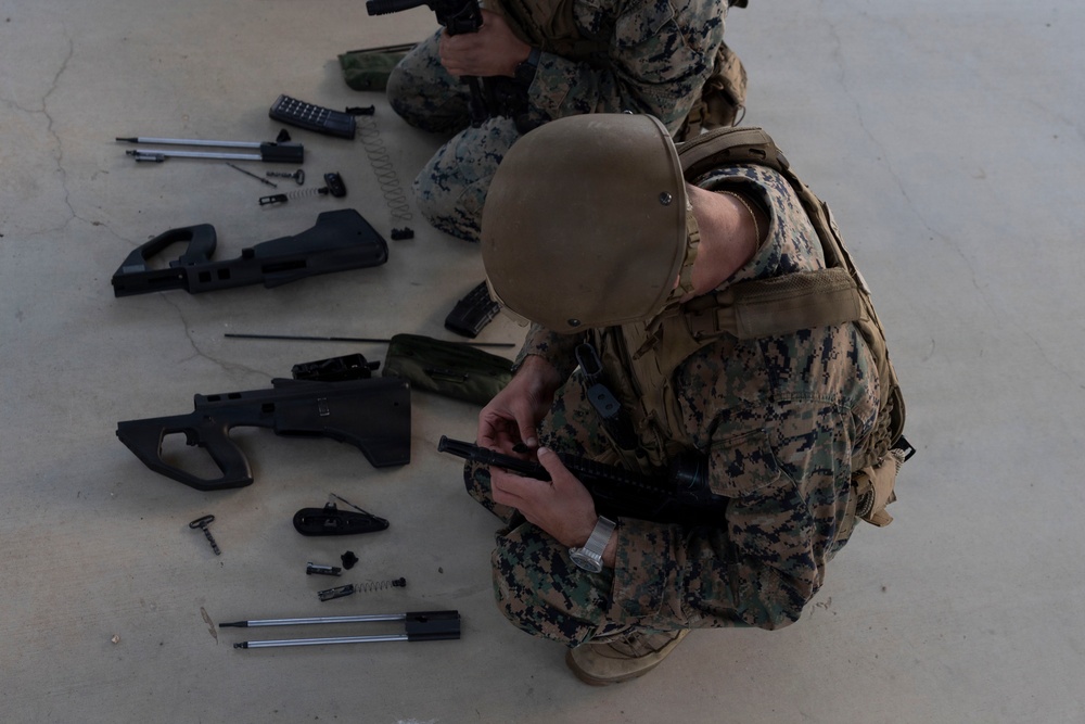 U.S. Marines with 1st LAR complete weapons handling test hosted by Australian service members during Coral-Balmoral Cup
