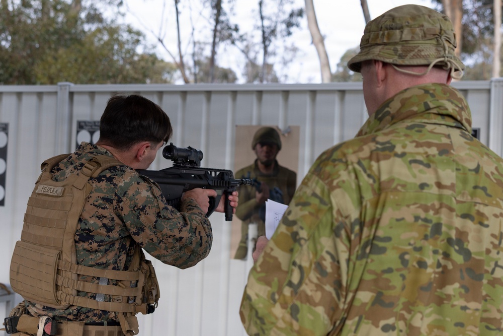 U.S. Marines with 1st LAR complete weapons handling test hosted by Australian service members during Coral-Balmoral Cup