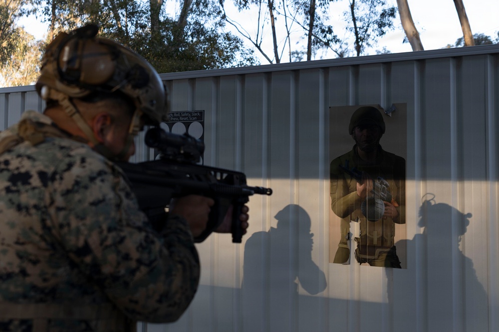 U.S. Marines with 1st LAR complete weapons handling test hosted by Australian service members during Coral-Balmoral Cup