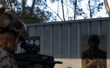 U.S. Marines with 1st LAR complete weapons handling test hosted by Australian service members during Coral-Balmoral Cup