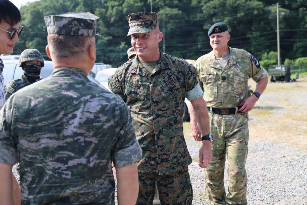 USPACOM commander and deputy commander conduct a battlefield circulation with MARFORK, ROKMC