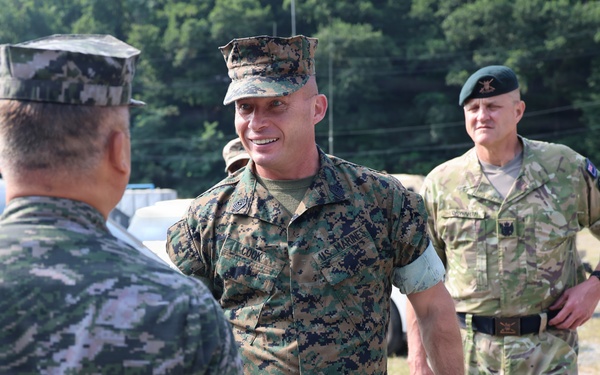 USPACOM commander and deputy commander conduct a battlefield circulation with MARFORK, ROKMC