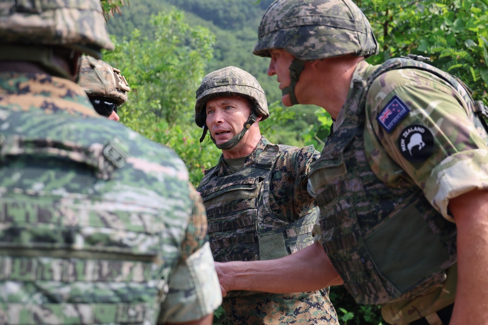 USPACOM commander and deputy commander conduct a battlefield circulation with MARFORK, ROKMC