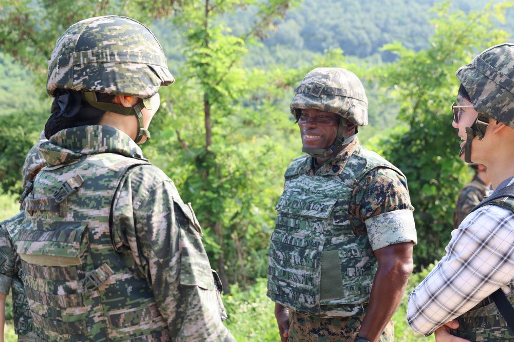 USPACOM commander and deputy commander conduct a battlefield circulation with MARFORK, ROKMC