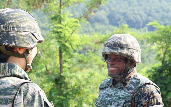 USPACOM commander and deputy commander conduct a battlefield circulation with MARFORK, ROKMC