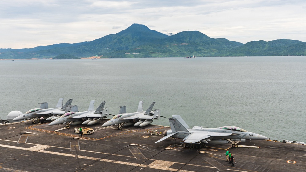 George Washington Departs Da Nang, Vietnam