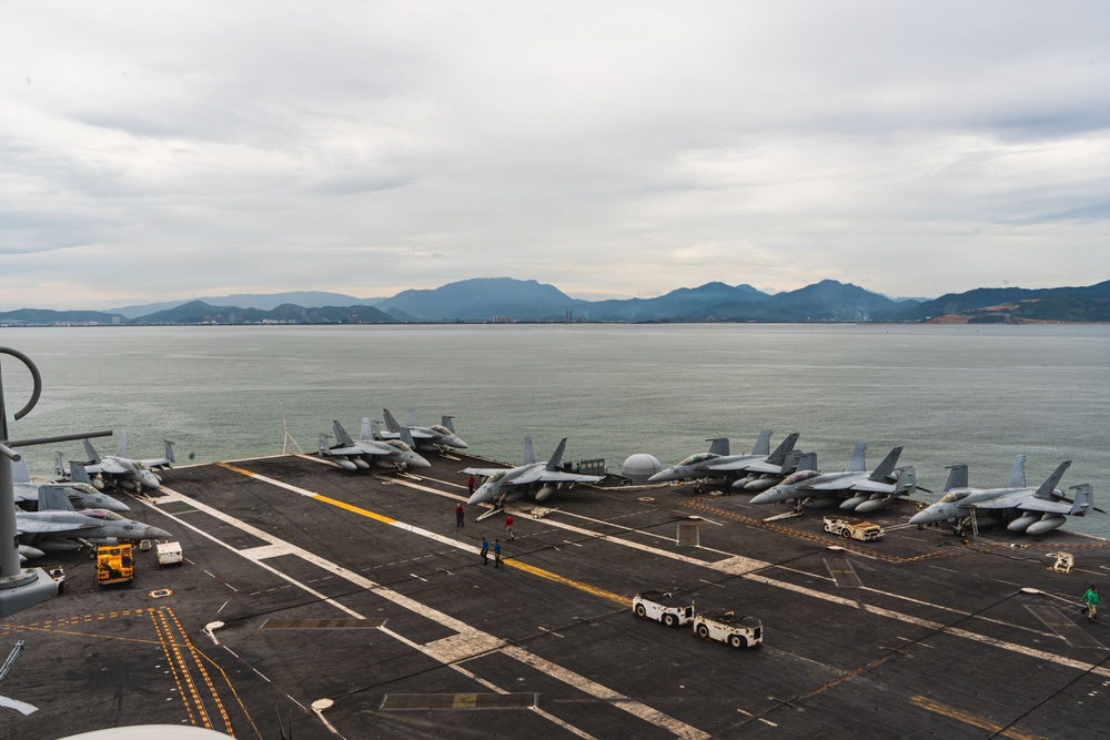 George Washington Departs Da Nang, Vietnam