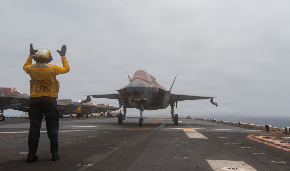 USS Boxer, 11th MEU Conduct Flight Operations