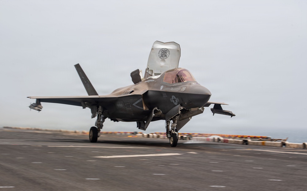 USS Boxer, 11th MEU Conduct Flight Operations