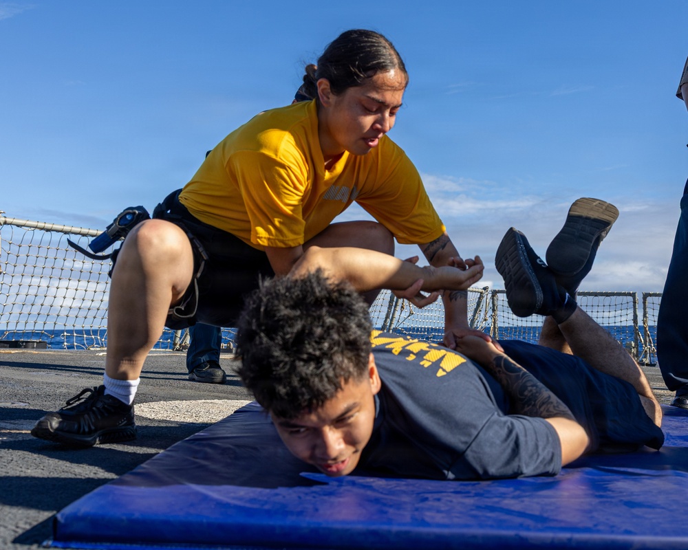 USS Mustin conducts security reaction force-bravo course