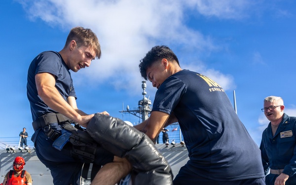 USS Mustin conducts security reaction force-bravo course