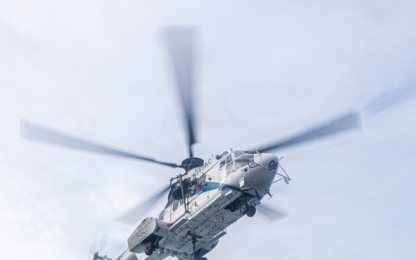 USS Mustin conducts flight operations