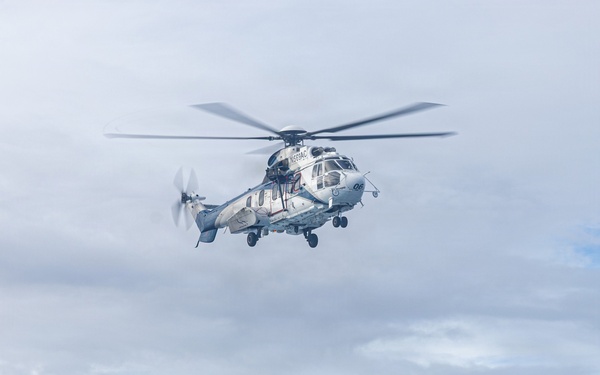 USS Mustin conducts flight operations