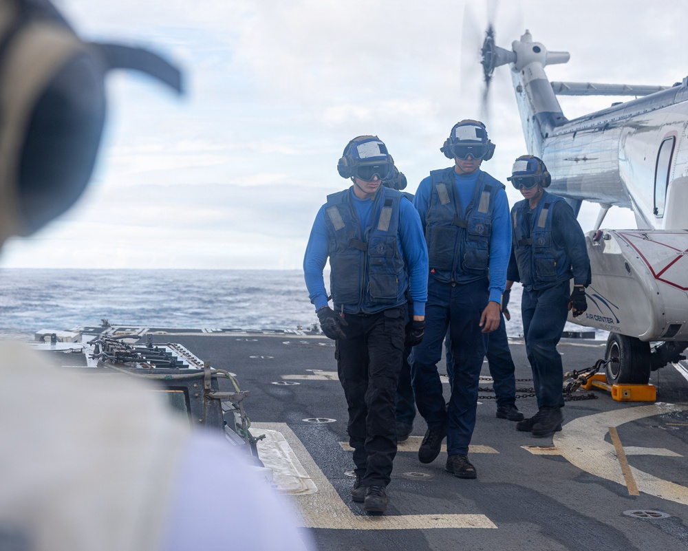 USS Mustin conducts flight operations