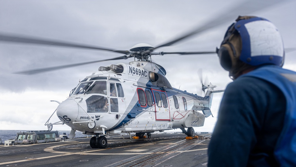 USS Mustin conducts flight operations