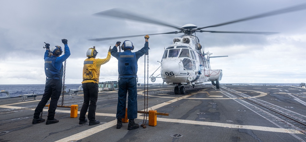 USS Mustin conducts flight operations