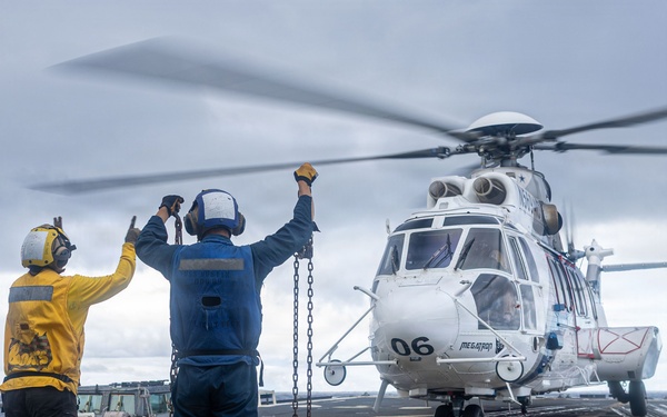 USS Mustin conducts flight operations