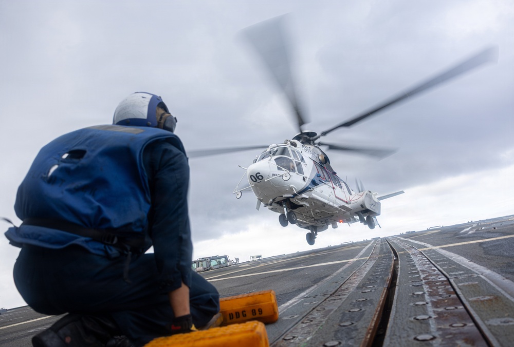 USS Mustin conducts flight operations