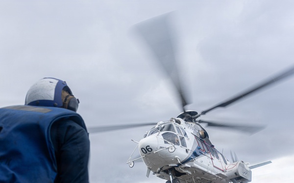 USS Mustin conducts flight operations