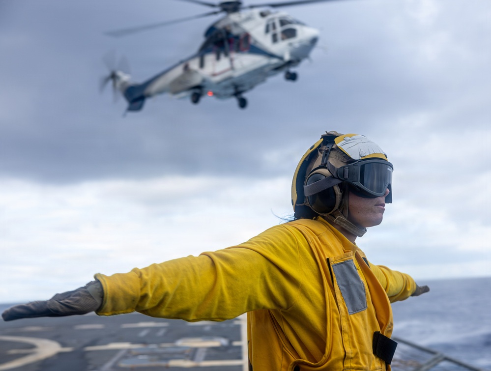 USS Mustin conducts flight operations