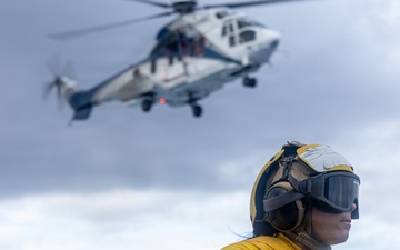 USS Mustin conducts flight operations
