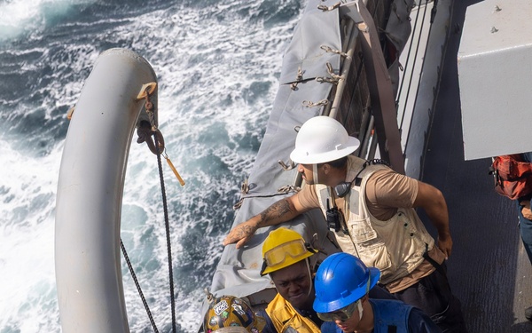 Michael Murphy Conducts Replenishment-at-Sea