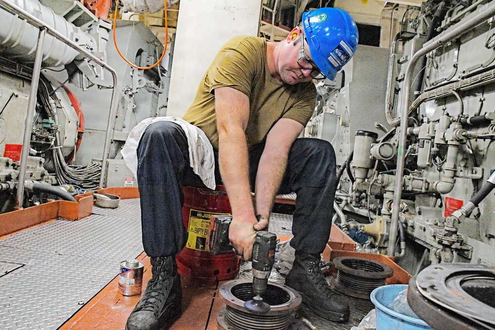SIMA San Diego Sailor Cleans Exhaust Manifold Bellows