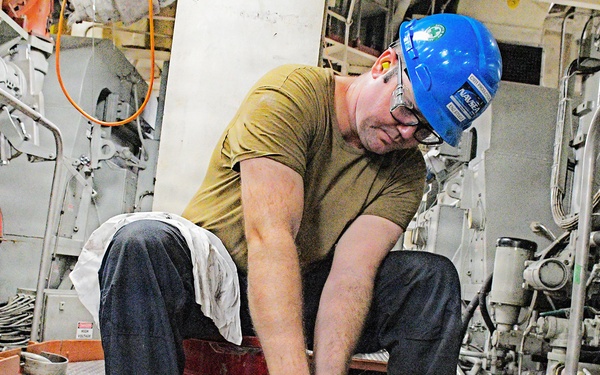 SIMA San Diego Sailor Cleans Exhaust Manifold Bellows