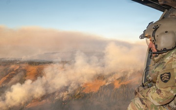 Photo Essay: Oregon Guard crew chief makes first water drop on Hagen Fire
