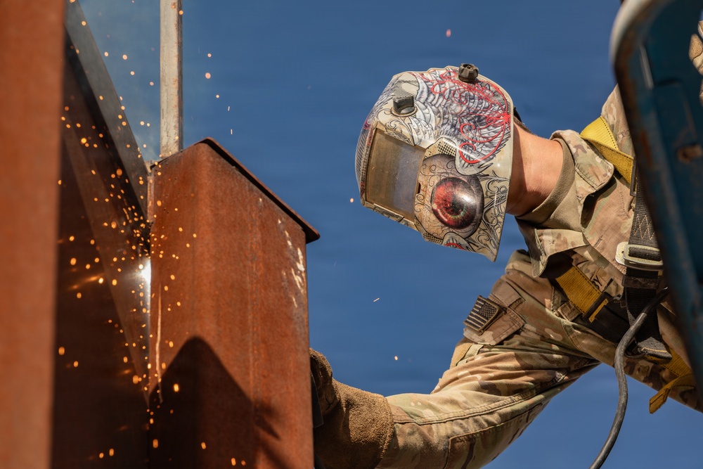 U.S. Soldiers with JTF-SB continue barrier reinforcements in New Mexico