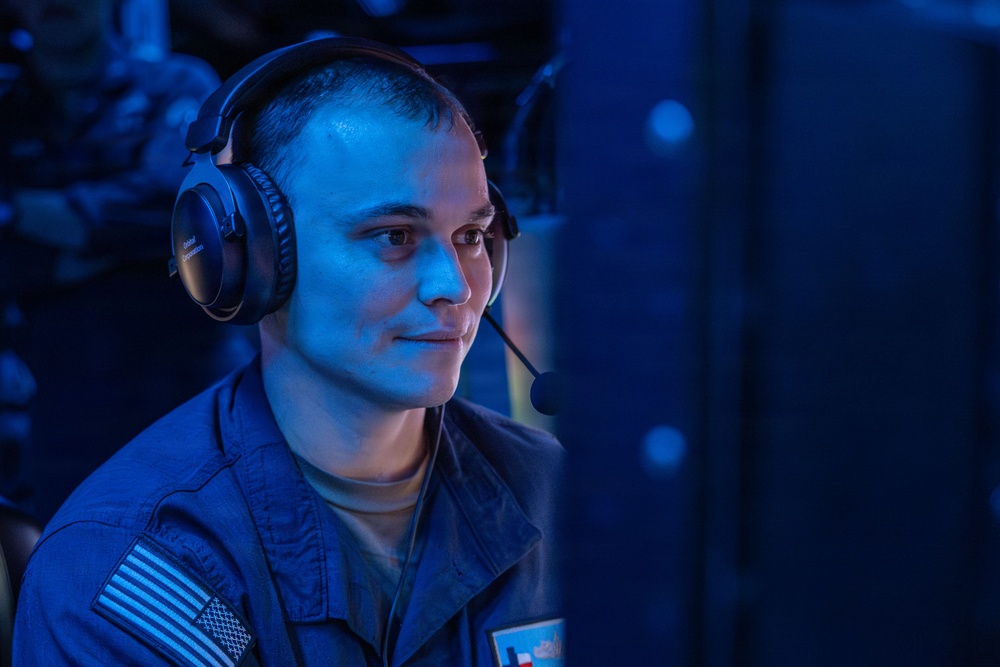 Watchstanders aboard USS Gonzalez