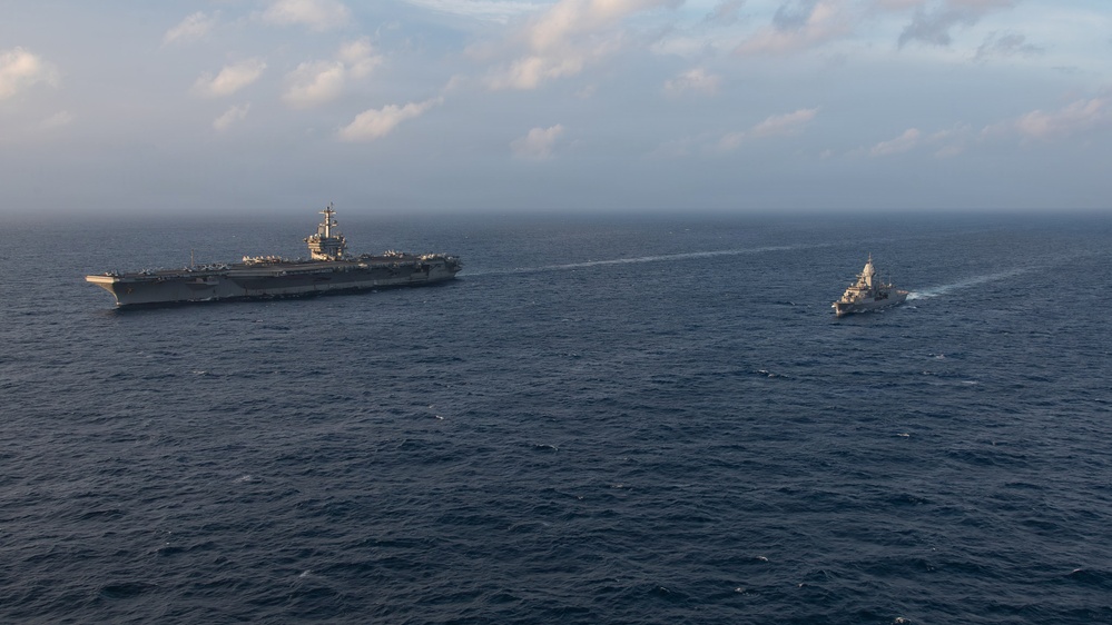 HMAS Perth Sails Alongside USS George Washington in the South China Sea