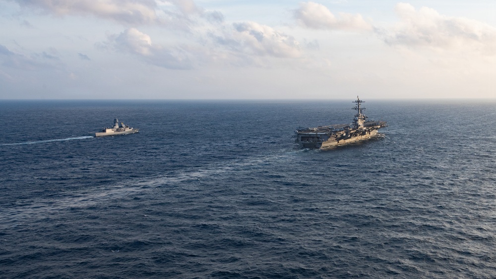 HMAS Perth Sails Alongside USS George Washington in the South China Sea