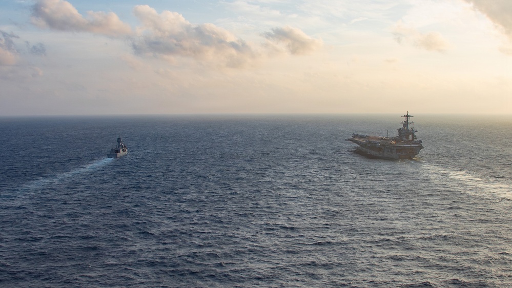 HMAS Perth Sails Alongside USS George Washington in the South China Sea