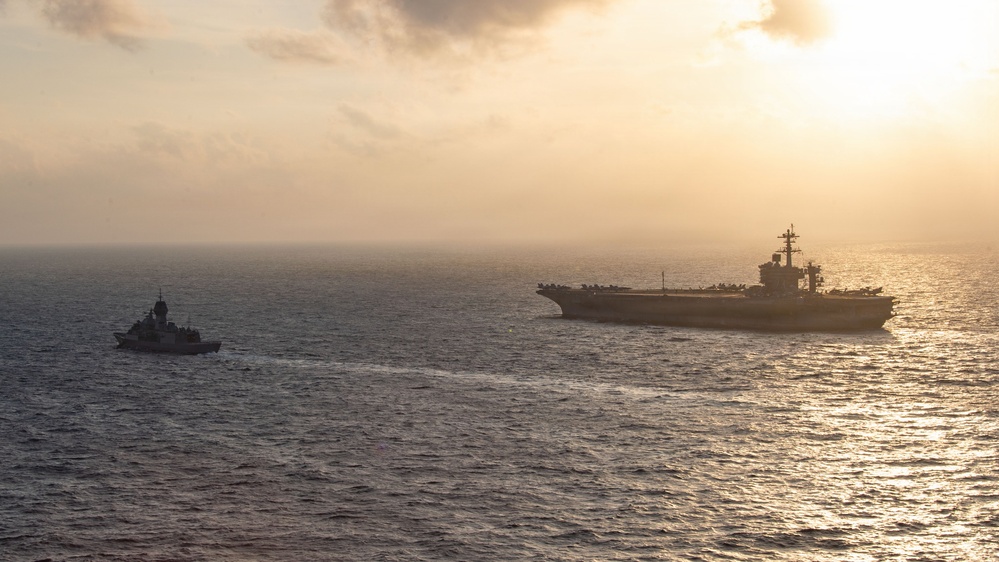 HMAS Perth Sails Alongside USS George Washington in the South China Sea