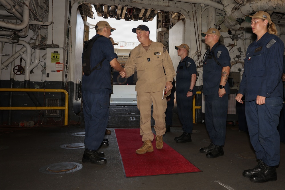 USS KEARSARGE Hosts SURFLANT During Ship Tour
