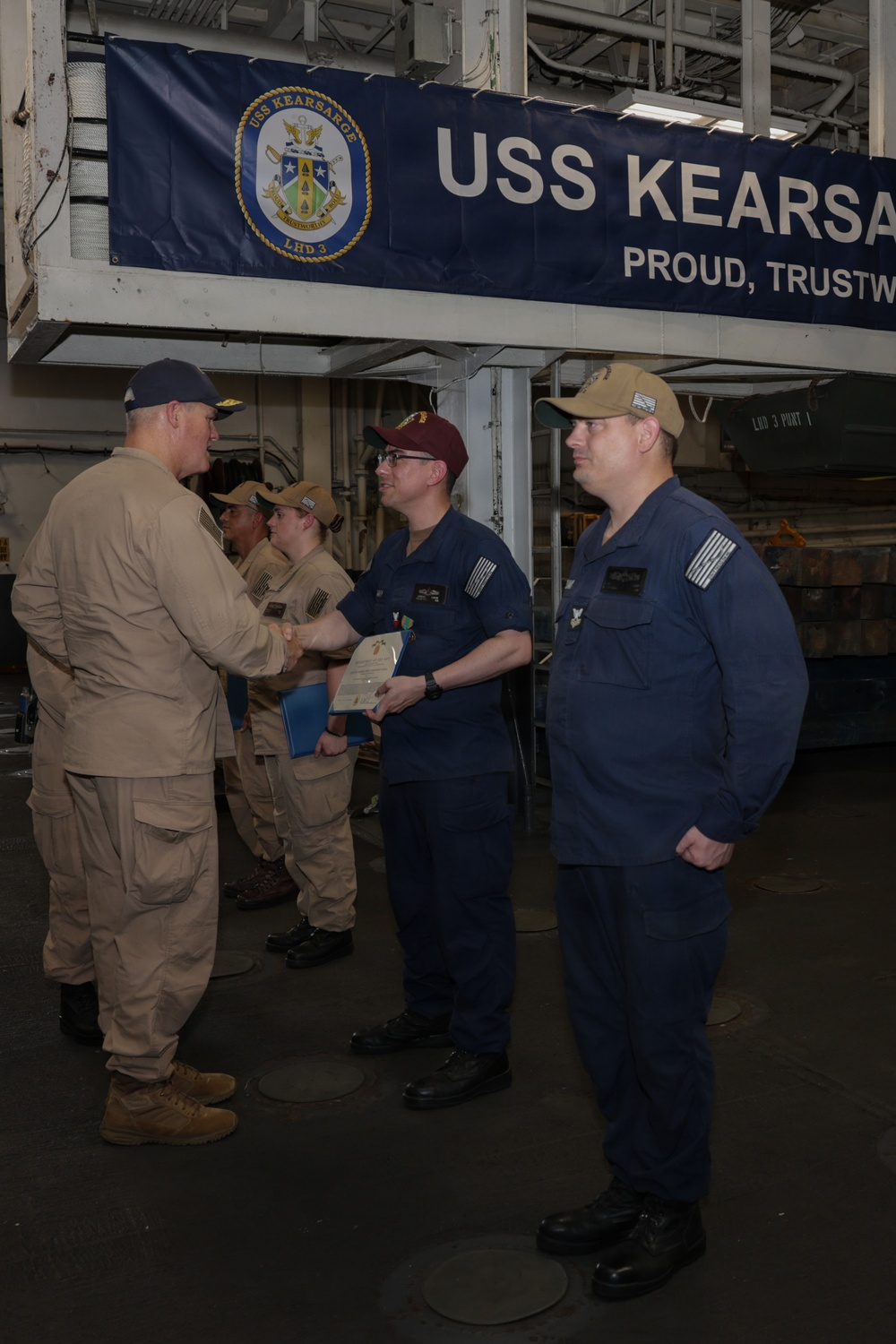 USS KEARSARGE Hosts SURFLANT During Ship Tour