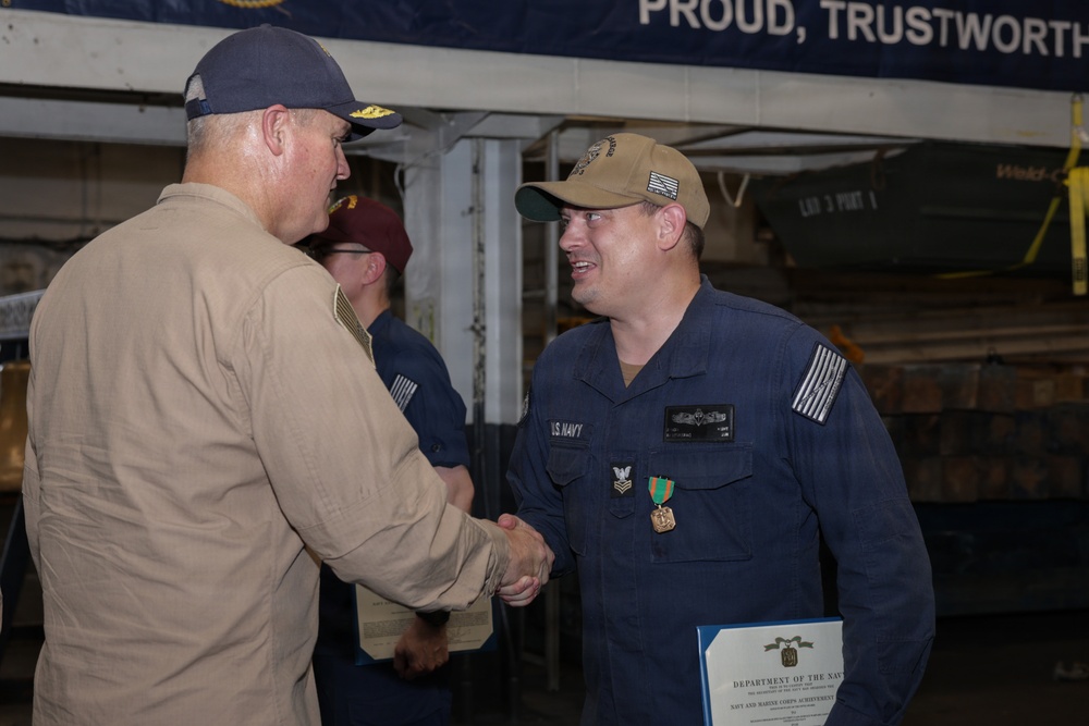 USS KEARSARGE Hosts SURFLANT During Ship Tour