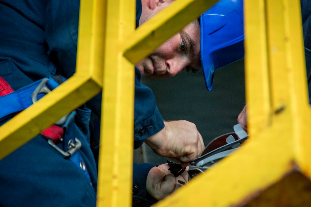 USS Cincinnati (LCS 20) conducts routine maintenance